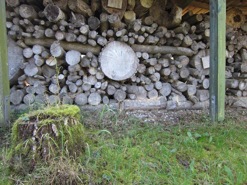 Totholz - Totholz-Hecken / Waende / Zaeune / Pergolen aus Holzstapelwaenden